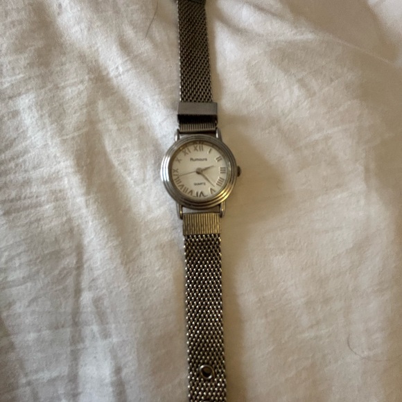 Elegant Silver Mesh Band Watch - Picture 1 of 3